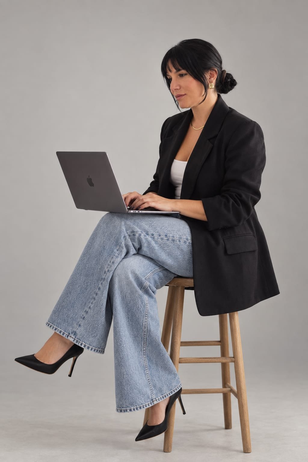 Amelia Iñigo trabajando en una sesión de consultoría