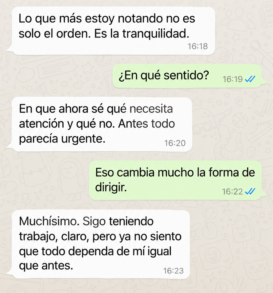 Conversación anonimizada sobre claridad y tranquilidad al dirigir