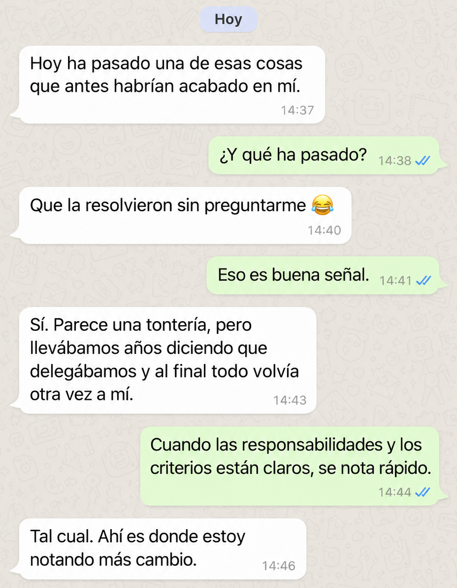Conversación anonimizada sobre decisiones tomadas por el equipo